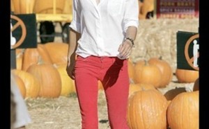 Le jean coloré, star chez les stars !