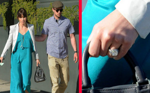 PHOTO La très grosse bague de fiançailles de Jessica Biel