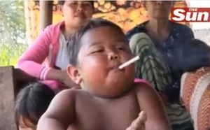 Incroyable! Un bébé de 2 ans accro à la cigarette