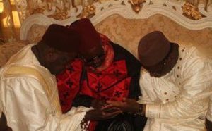 Macky Sall recueillant les prières de Serigne Mansour Sy