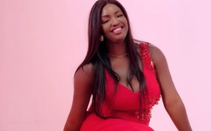 PHOTOS - Fifi de la série "Wiri Wiri" en mode rouge danger, fait sensation sur la toile
