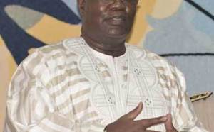 Ousmane Ngom offre mille mètres carrés de tapis à une mosquée