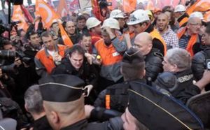 Les métallos d'ArcelorMittal brutalement refoulés du QG de Sarkozy