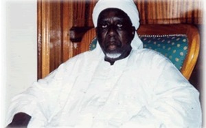 Seydina Mame Alassane LAHI est né en 1917-1918 à Yeumbeul et est rappelé à Dieu en 2001 à Yoff. Il était à la tête de la confrérie de 1987 à 2001.