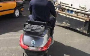 Photos: Un policier conduit un scooter sans immatriculation ni casque
