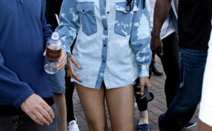 Rihanna en tenue de ville : décontractée et dénudée !