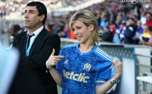 Lorie : Malgré le sourire de la chanteuse, l'OM s'enfonce un peu plus