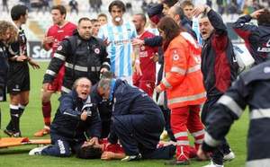 "VIDÉO"Un joueur italien meurt sur le terrain le championnat  suspendu 
