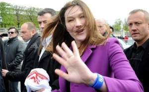 Carla Bruni fait le buzz sur le compte Twitter de son mari