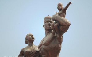 Monument de la « Renaissance », pourquoi interdit-on au public, d’emprunter la voie publique qui passe devant?