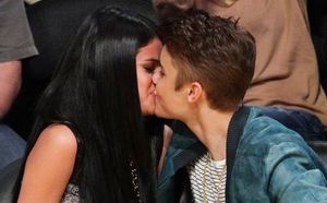 Justin Bieber : toujours aussi tendre avec Selena, il rend une mini-fan folle de joie...