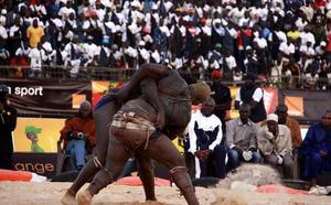 (Video) Incroyable! Balla Gaye 2 bat Yékini et devient le nouveau "Roi des arènes"