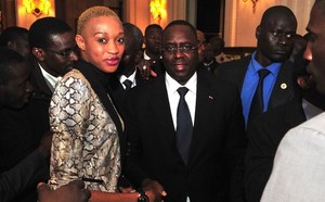 Le mannequin Nogui Dieng en compagnie du président Macky Sall à Paris
