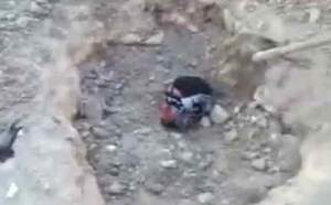 (VIDEO)Un rebelle syrien enterré vivant