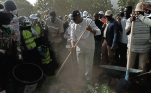 IMAGES - Cleaning Day: Macky Sall donne l’exemple en participant au "set setal" de son quartier