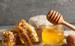 Masque miel et argile pour lutter contre l'acné