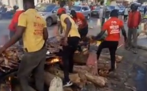 Une dibiterie fait ses grillades sur le trottoir réservé aux piétons, en plein air