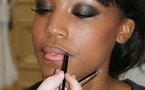 Maquillage des lèvres sur peau noire