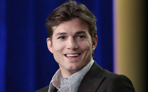 Vidéo : Quand Ashton Kutcher se transforme en Karl Lagerfeld