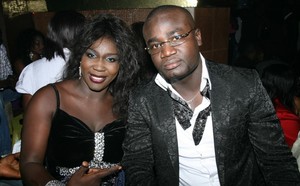 L’artiste Ndiollé pose avec un admirateur !!!