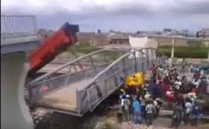 Diacksao: un camion fait tomber une passerelle
