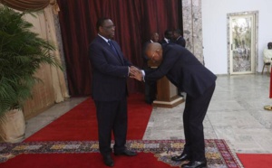 (PHOTOS): La révérence exagérée d'Oumar Sow, Ministre-Conseiller, envers Macky Sall, secoue la toile