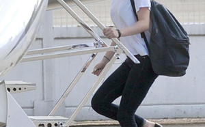 Kristen Stewart priée de quitter le jet privé de Charlize Theron