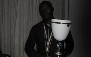 Serigne Ngagne brandissant son trophée