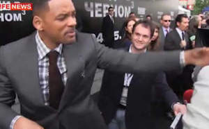 Will Smith gifle un journaliste qui essayait de l'embrasser