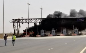 Autoroute à péage: Un camion prend feu et le poste de péage calciné