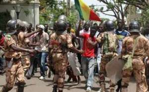 Mali : transition sous tension après l'agression de Dioncounda Traoré, la Cedeao hausse le ton