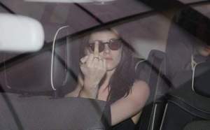 Doigt d'honneur et montée des marches chahutée pour Kristen Stewart