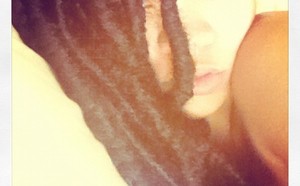 Photo : Rihanna se met aux dreadlocks