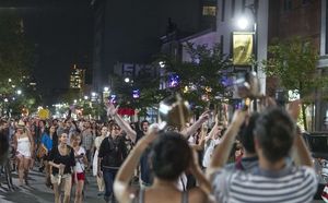 Les Québécois protestent au son des casseroles