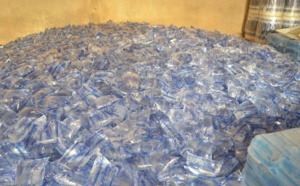 Loi contre les sachets plastiques : les entreprises de vente d’eau en sachets annoncent la perte de 30 000 emplois