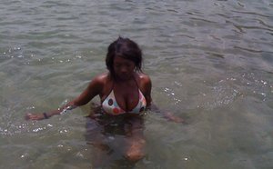 [PHOTOS] Le mannequin Samira Nicki Diop en mode Piscine