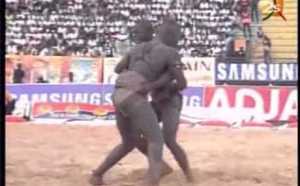 [Video] Lutte: "Diene Kaire" bat "Youssou Ndour" 