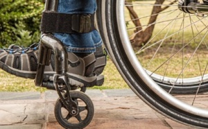 VIDEO - Un handicapé expulsé de chez lui, menace de s'immoler par le feu