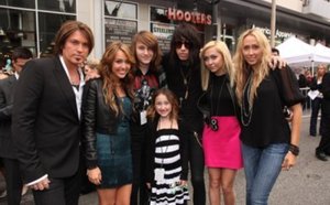 Miley Cyrus célèbre l’anniv’ de sa soeur Brandi avec tout son clan
