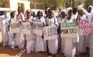 Procession des femmes enseignantes pour un recrutement massif au CI 2012 / 2013