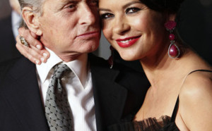 Michael Douglas surpris par Catherine Zeta-Jones avec ses sous-vêtements