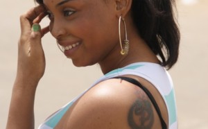 La ravissante Coumbis Sow montre son tatouage