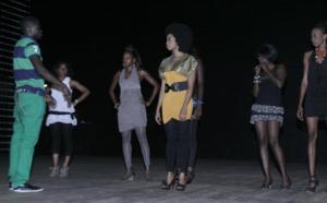 Adiouza prépare son prochain clip vidéo: Elle est en scéance de répétition dirigée par le danseur Pape Moussa