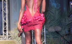 Fleur Mbaye en mode dos nu