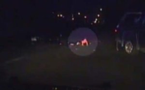 Un bébé éjecté d'une voiture pendant une course poursuite (vidéo)