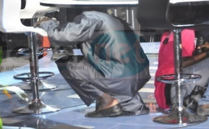 Me Abdoulaye Babou se refugie sous une table