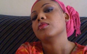 Amina Poté en mode décontractée chez elle