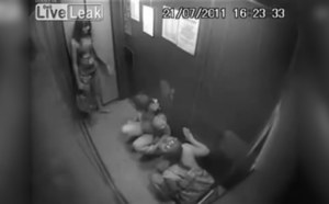 DEUX FEMMES SE SOULAGENT DANS UN ASCENSEUR! (VIDÉO)