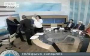 Un député grec violente une consoeur en direct