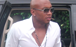 (VIDEO) remise de drapeau par El hadji Diouf   a « SITEU » lutteur vainqueur  sur « NAROU SOKASS »